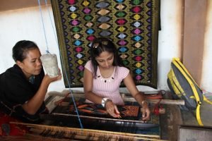 belajar menenun di Desa Sukarara