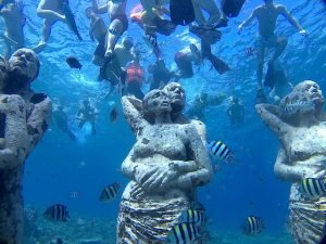 snorkeling di Gili Meno spot patung bawah laut